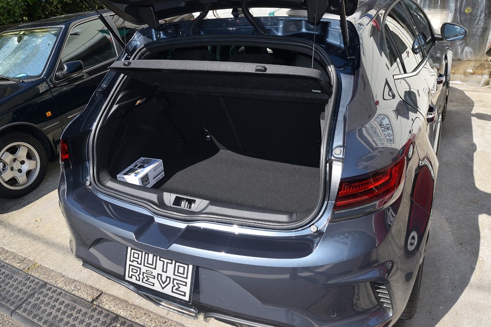 良く見るとハッチ両サイドのボディが分厚く、ハッチが少し小さめなのが分かります。ボディ剛性の高さがこんなところからも垣間見えます。