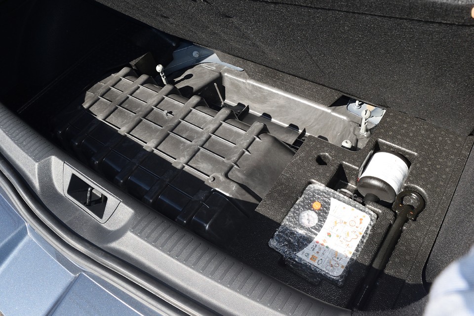 ラゲッジスペースの床下には物入スペースとパンク修理キット。