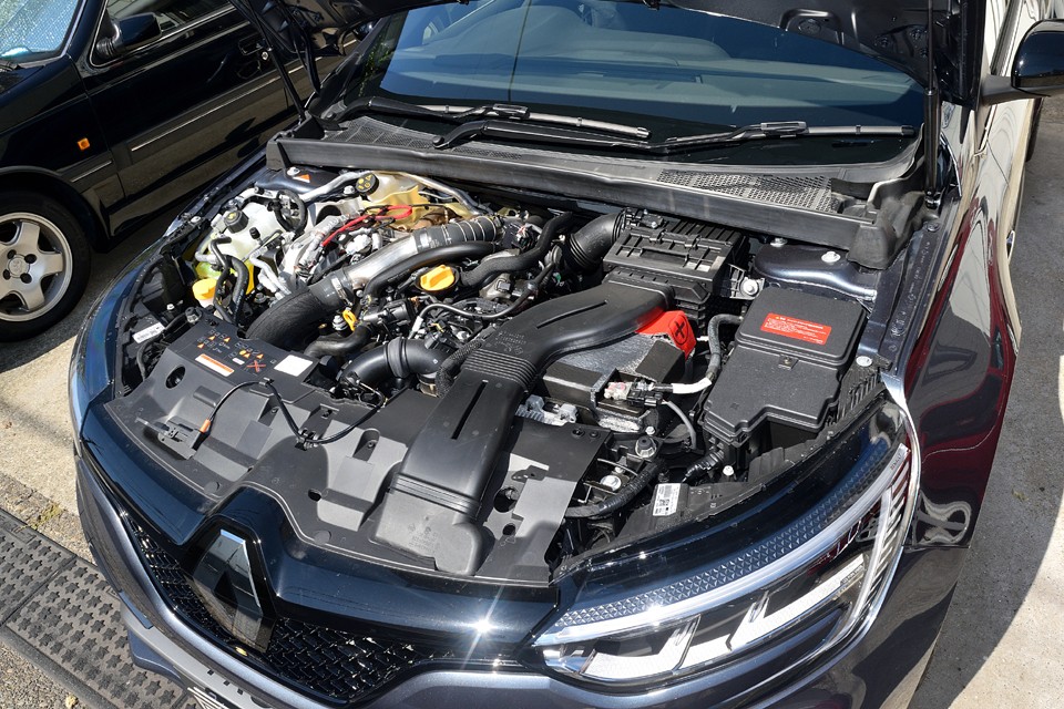 直列4気筒DOHC16バルブターボ　1798cc　最高出力300ps/6000rpm　最大トルク	40.8kg・m/3200rpm　なんとパワーウエイトレシオは、ポルシェケイマン（5.036kg/PS）を上回る4.86kg/PS！