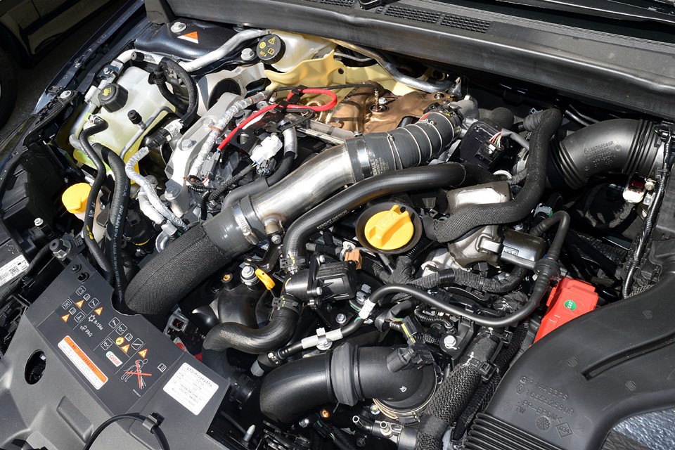 まるでロケットエンジンのように配管が複雑に張り巡らされたパワーユニット。ルノー・・・本気ですね。