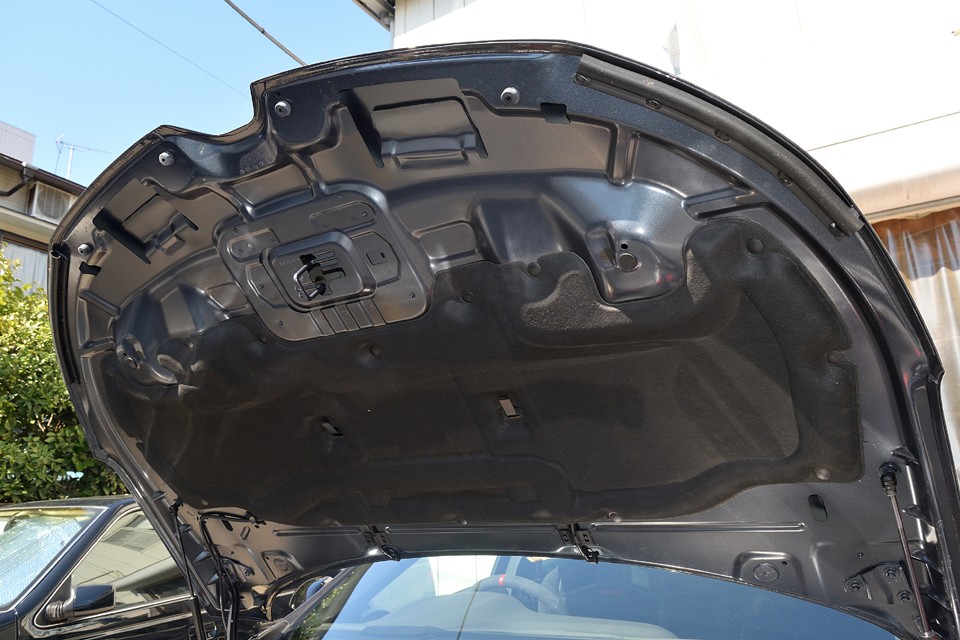 ボンネットフード裏も汚れらしい汚れは見受けられません！