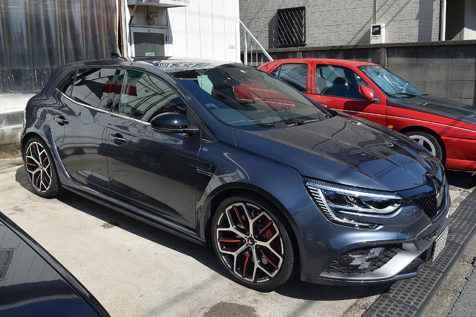 フランスのメーカーらしくルノーは伝統的に実用車を専業としてきたメーカーですが、時折それらをベースにモンスターマシンを生んできたフランス車随一のスポーツカーメーカーでもあるのです。