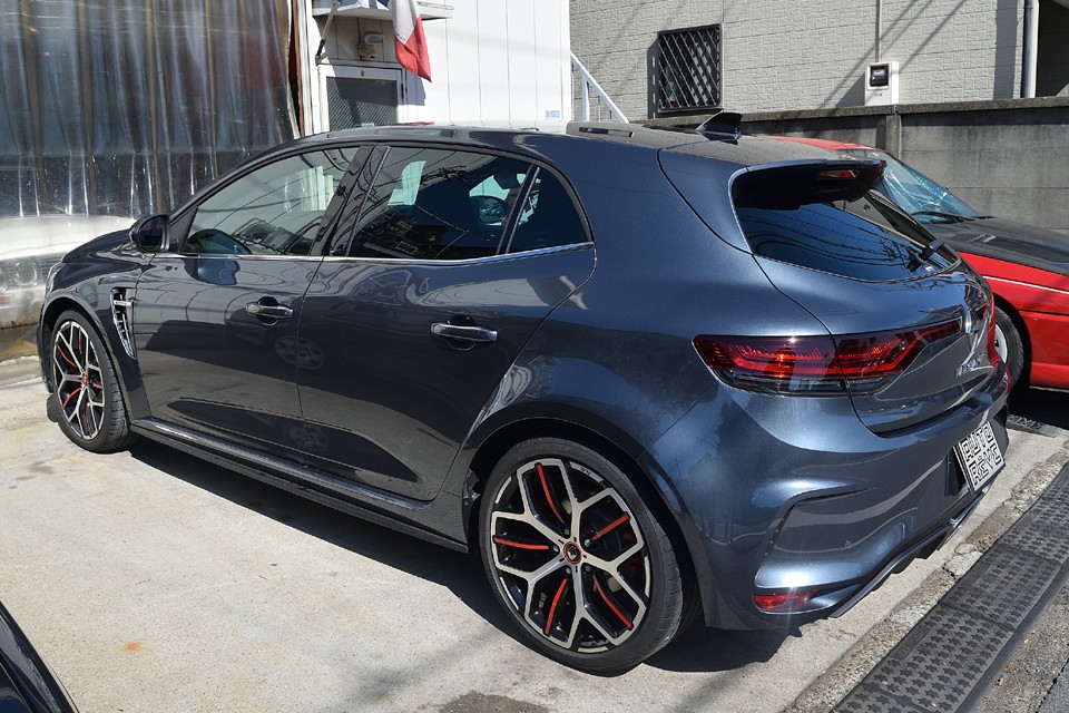 ホンダやトヨタよりも長くF1に参戦し続け、F1で使用されるエンジンとしてはフェラーリの225勝、フォード・コスワースの176勝に次ぐ、史上3位の通算168勝※を獲得しているメーカーなのです。（※2015年終了時点）