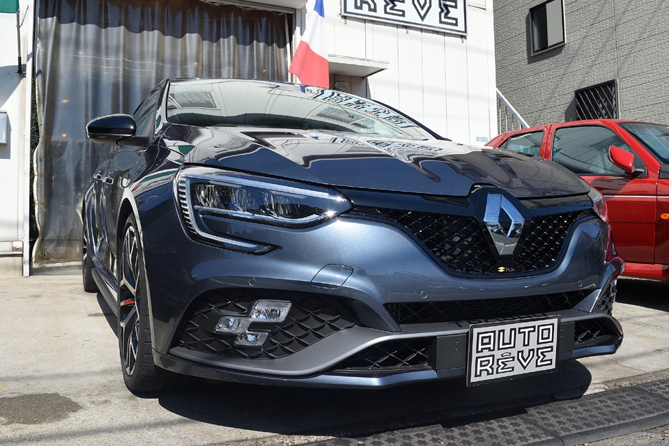 そんなルノーが、サンクターボ、クリオV6の後釜として造ったモンスターがこのメガーヌR.S.・・・。