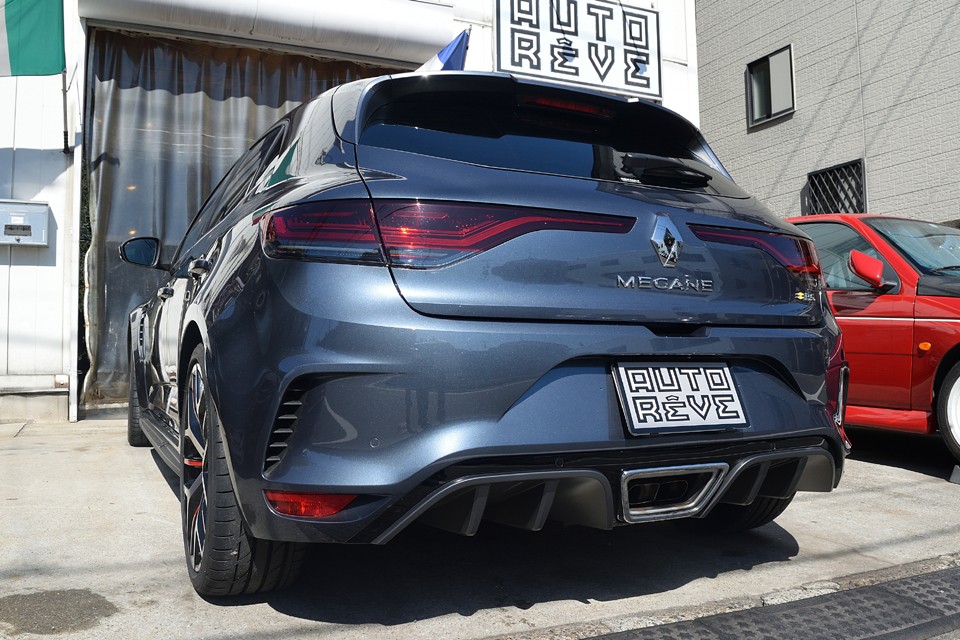 あのクリオV6（phase1）でさえ最高出力	226ps/6000rpm、最大トルク30.6kg・m/3750rpmだったのに、それを大きく上回るこのメガーヌR.S.のスペック！それだけでもどれだけ過激なのがお分かりいただけるかと・・・。