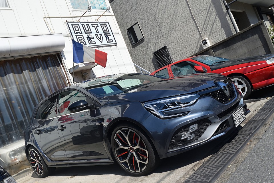 『私は大切な家族、犬、そして、極上のマニュアル車と暮らしています。』メガーヌR.S.トロフィー6MT！いかがですか？