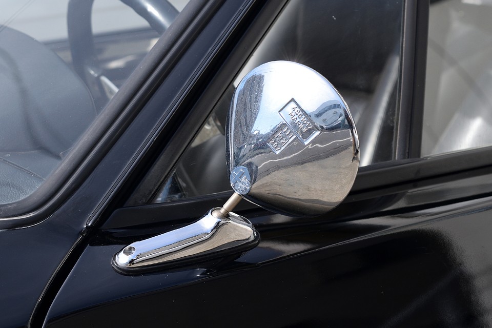 サードパーティー製の同形状のドアミラーはいろいろとありますが、やっぱり純正同様MARINI製のアルファロゴ入りのヤツですよね。