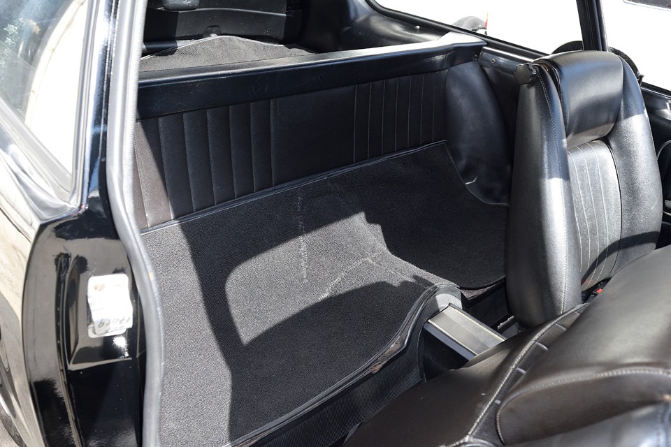 本車両は2人乗りなので、リアシート部はラゲッジスペースです。手荷物置き場には十分なスペースですね。