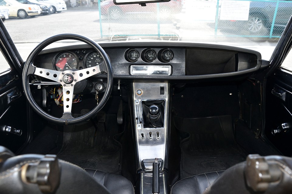 いい眺めですねぇ。ブラック＆クロームの男気溢れるスパルタンなコックピット！この雰囲気はステアリングのデザインが大きく貢献しているのではないかと。