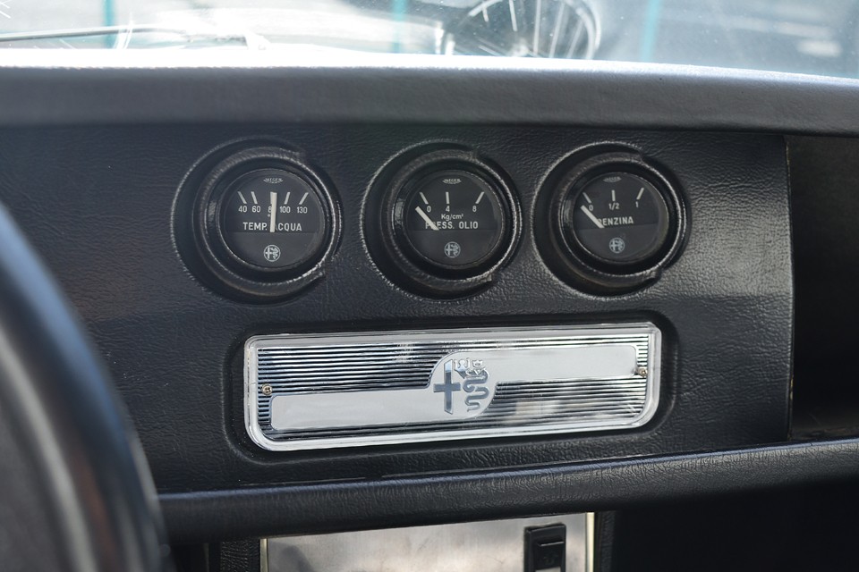 ダッシュ中央には水温計、油圧計、燃料計の3連メーターとロゴパネルです。このパネルを外してオーディオを埋め込むのもありかと。（多少加工は必要ですが）