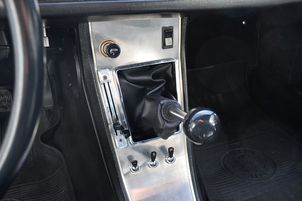 センターコンソールの中段辺りから手前に向かって、かなり傾斜して突き出ている独特のシフトロッド。ステアリングからも近く、力も入れやすいので、見掛けによらず操作しやすいのです。