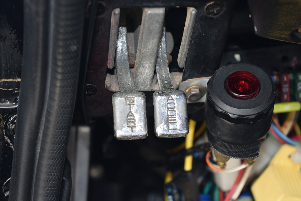 この頃のアルファにはご覧の通り、燃料を濃くする通常のキャブチョークと、アクセルペダルを踏んだのと同じ動きのアクセルチョークがあります。始動時は前者、暖機は後者、「かぶる」リスクも減りますね。