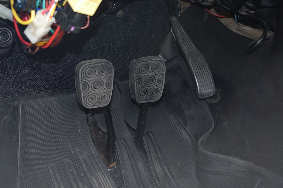 床から生えたペダルは一見操作しづらそうにも見えますが、慣れてしまえば問題無し！むしろ、より力が伝わる感じが個人的には好印象！現在、とりあえず他のアルファ用ゴムマットが敷かれていますが、ジュニア・ザガート用の新品に交換予定です。