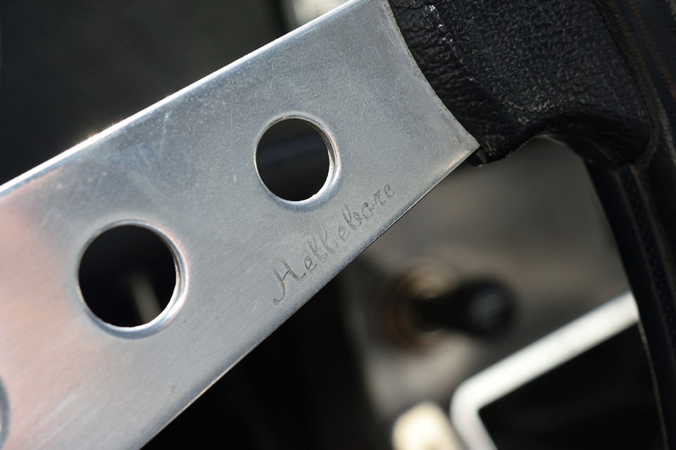 オリジナルの華奢な2本スポークのものから、同じHellebore製の3本クロームスポーク＆黒革巻きで、小径だけど握りはそれほど太くない、クラシカルな雰囲気の「GTA LEATHER」ステアリングに！センス良過ぎぃ～！