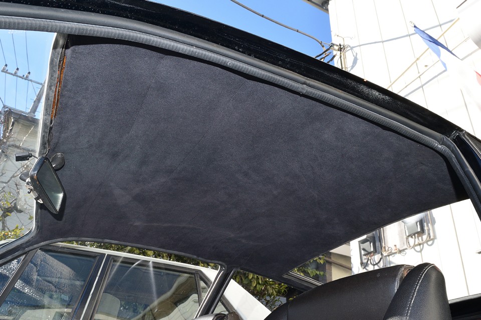 天張りはアルカンターラ生地で張替られています。車高が低く、目線からも近いので、日の反射が無い生地はいいですね。現在、バイザーが外れていますが、もちろん取付ますのでご安心を。