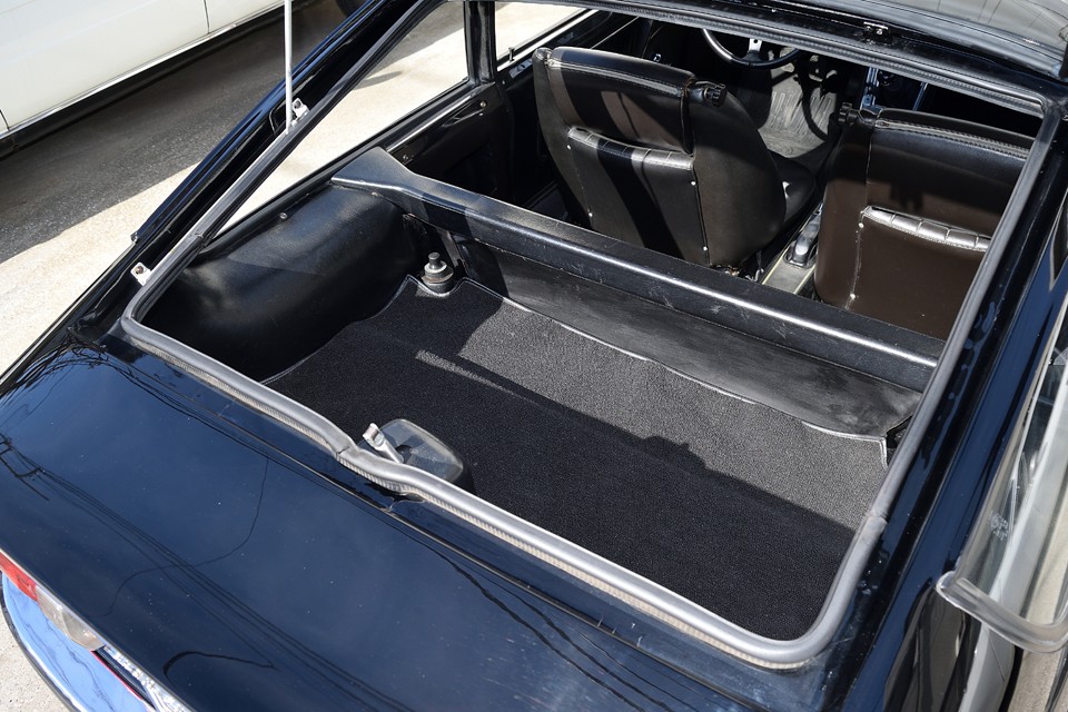 全長3940mmとかなり小さなボディですが、ラゲッジスペースはタップリ！ハッチ開口部より後方の袋状のスペースは少しアクセスしづらいですが、そもそもこのクルマにそれほど大量の荷物を積む機会もないかと。