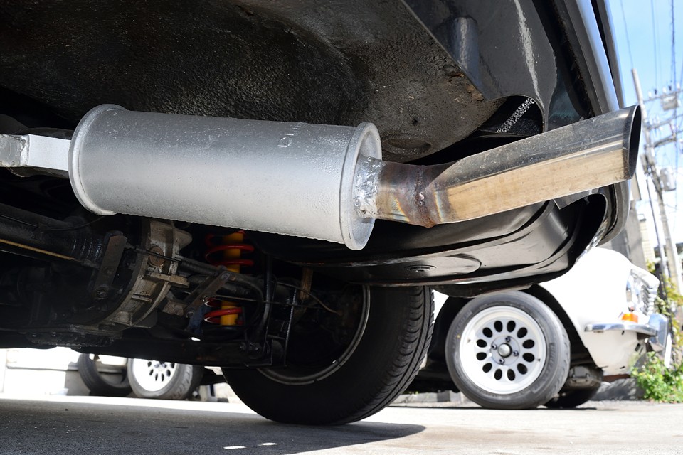 マフラーは純正タイプのリプロ品では定番のIMASAF製。そのエキゾーストサウンドは純正ANSAにも引けを取らない官能の彷徨！一発でやられちゃうヤツですぅ～。