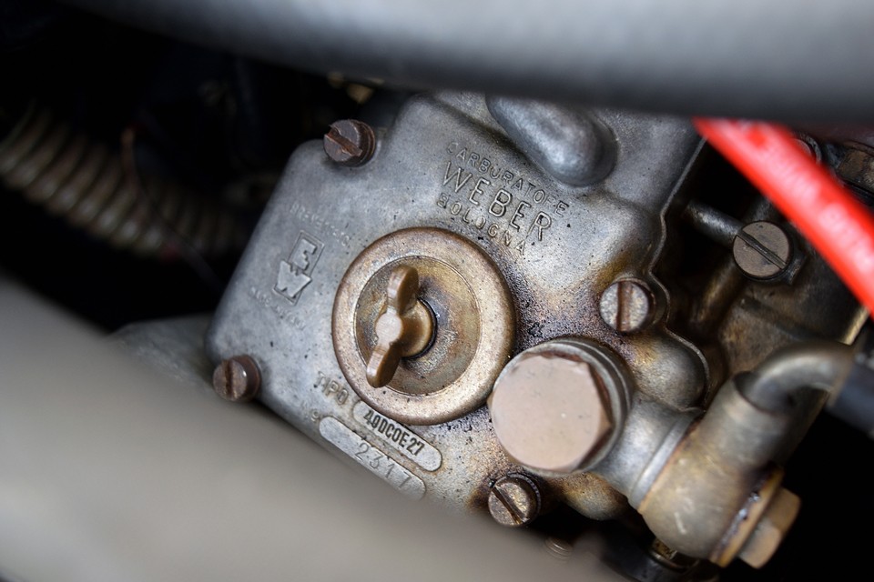 キャブはこの時代のスポーツカーの定番！安定のWeber 40DC0Eをツインで搭載！ロータス・エラン、ロータス・ヨーロッパ、日産スカイライン(L20)、日産フェアレディ240Z、同280Zにも搭載されていたと言えば、言わずもがなかと。