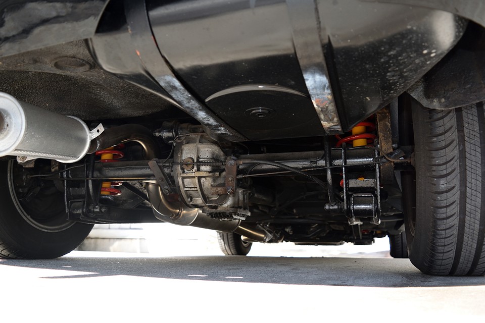 リア下面。リアデフ廻りも過去に防錆等の仕上げがされたようですね。目立つサビは見受けられません。