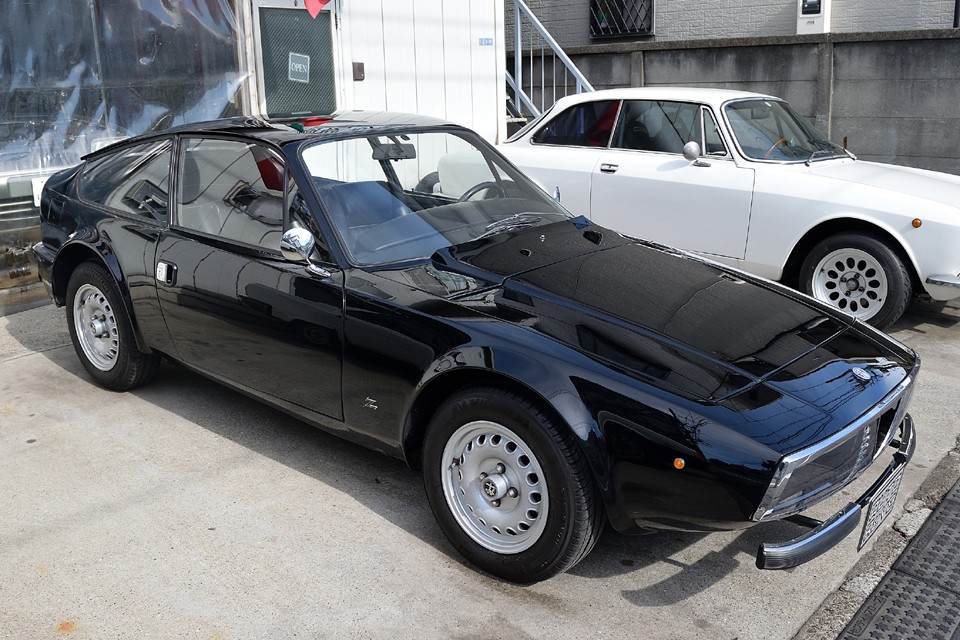 ベルトーネ時代のジョルジェット・ジウジアーロによるジュリア・スプリントGTが絶賛を浴びている時代のアルファロメオに、それとは全く異なるスタイルで登場したジュニア・ザガート・・・。