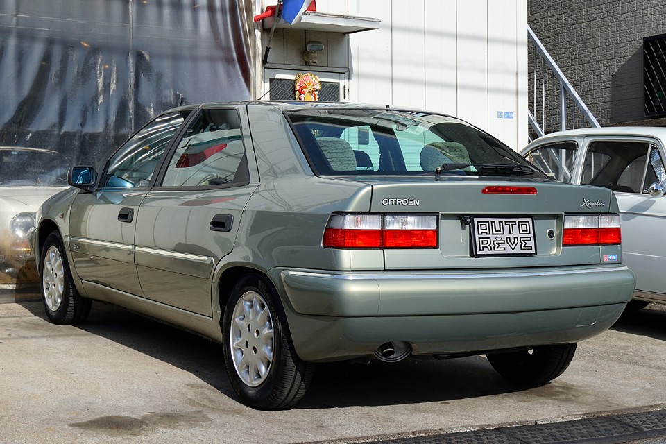 ベルトーネによるデザインは今見ても古く感じないどころか、最近の尖がったライトや切り傷のような鋭利なプレスラインのクルマなんかに比べて、今でも気品を感じさせる素晴らしいデザインではないかと！