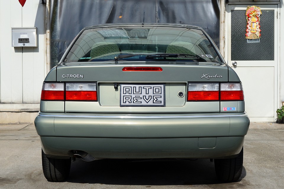 こんなにもシンプルなのに心地良さを覚えるリアデザイン！乗ってる人はきっと上品な人なんだろうなぁ、って想像させます。それって考えたら凄いデザイン！