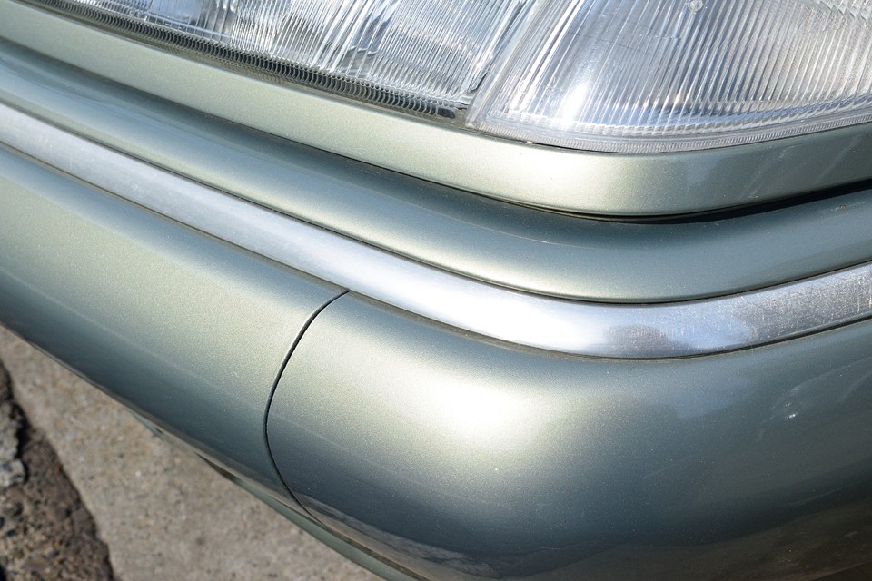 必ず劣化してクラックだらけになって白っぽくなるメッキモールがご覧の通り！「推して知るべし」ということでしょうね。