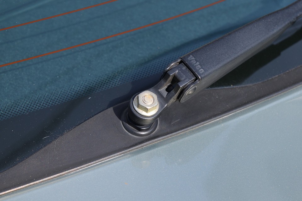 現在、リアワイパーアームの付根のカバーが欠損していますが、もちろん交換予定ですのでご安心を。