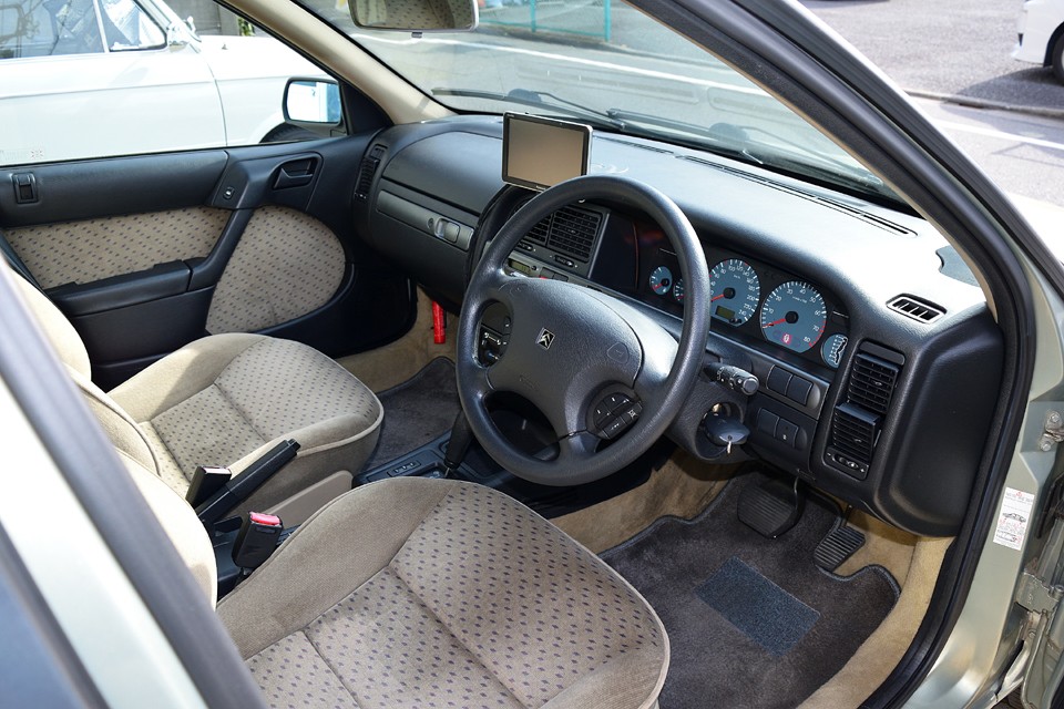 まず目を引くのが、ベージュと黒のツートーンで仕立てられたインテリア！上品ですね～、おしゃれですね～。