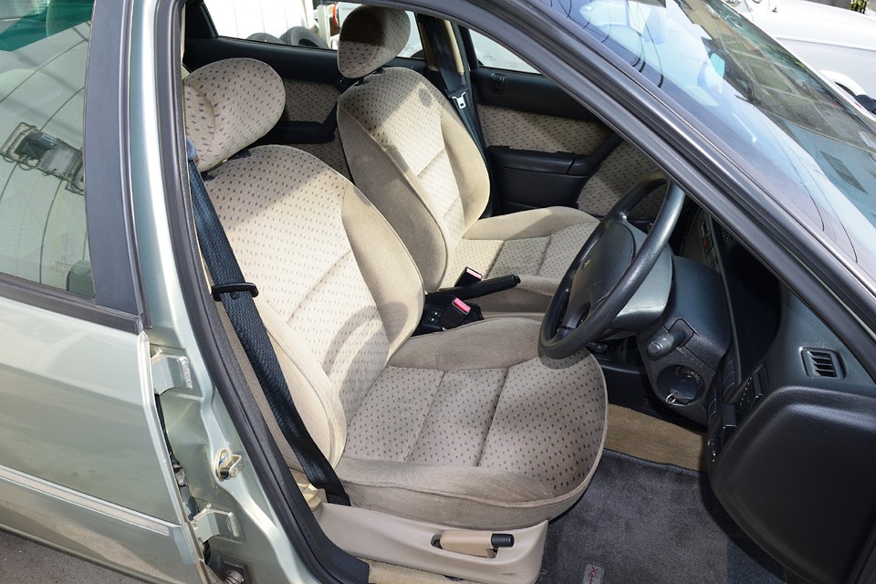 ベージュのモケットシートは、散りばめられた小さなポイント柄で更におしゃれ度ＵＰ！こういう感じがフランス車ですねぇ、ドイツ車ではこうはいきません。