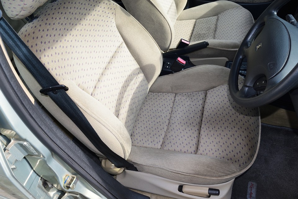 何の変哲もないオーソドックスなシートですが、タップリ、フワフワのお尻が喜ぶ典型的なフランス車のシート！