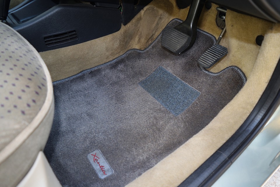 クルマの中で一番汚れやすいと言えるフロアカーペット、マットがこの状態です。一事が万事！