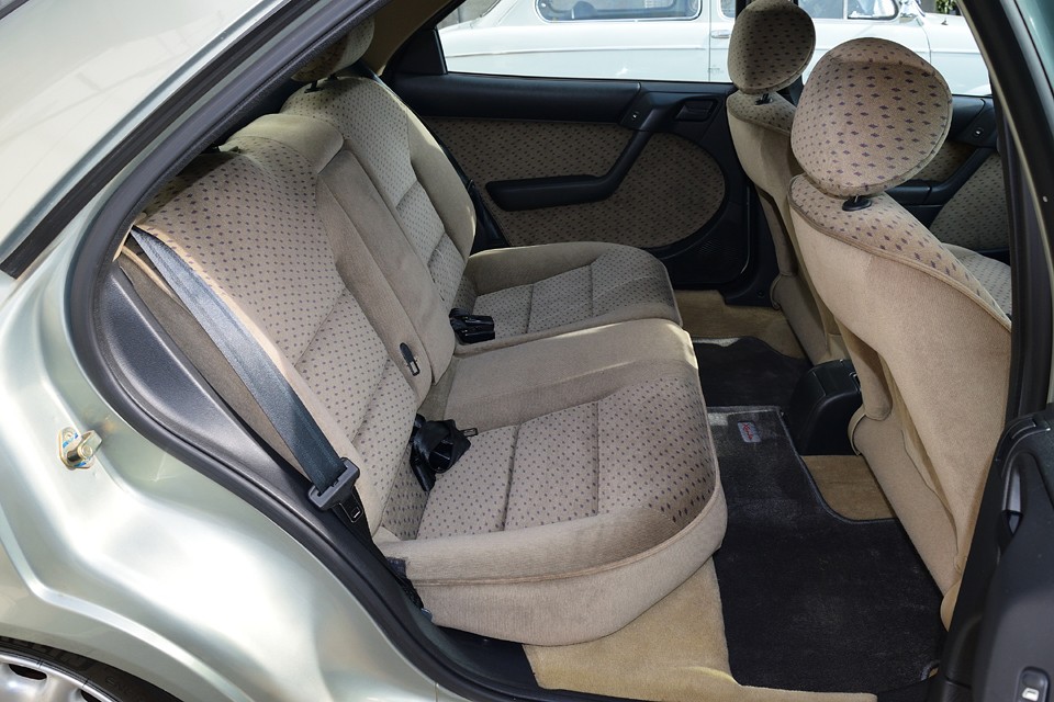 フロントシートにも増して、リアシートは使用感を感じない状態です。これは気持ち良くお乗りいただけると思います。