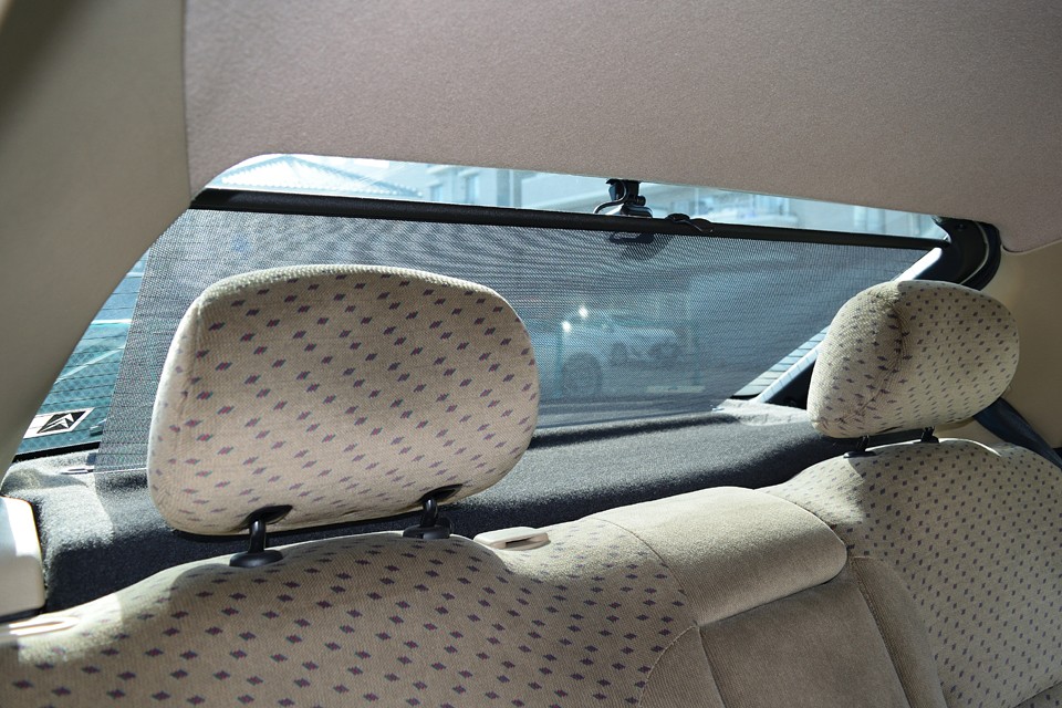 リアウインドウシェード内蔵なので、ワンタッチでこの状態に！