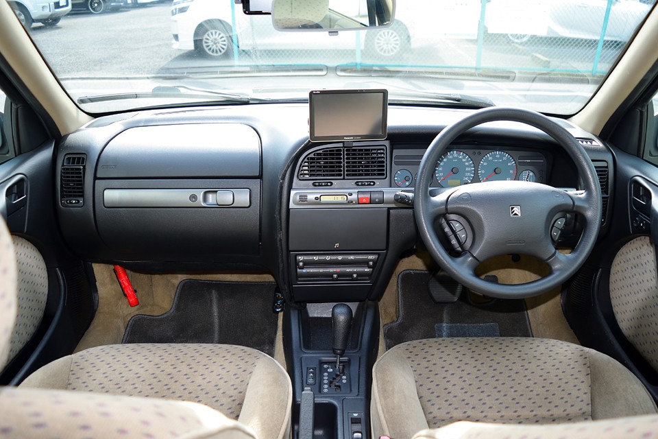 至ってオーソドックスでイベント感はほとんど無いダッシュパネルなので、若者は物足りなさを感じるかもしれませんが、クルマのダッシュパネルにイベント感は不要と、経験を重ねると分かるんですけどね。