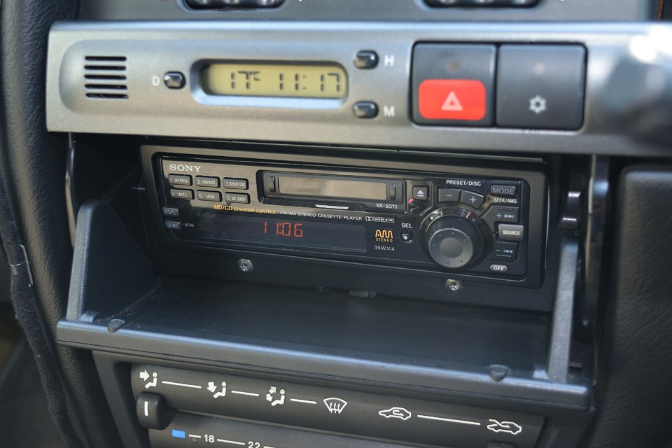 オーディオは当時の雰囲気を感じられるSONY製の純正カセットデッキを装備。もちろん新しいオーディオへの交換は可能ですが、カセットテープ型のbluetoothアダプタを使って、この雰囲気のままというのもよろしいかと。
