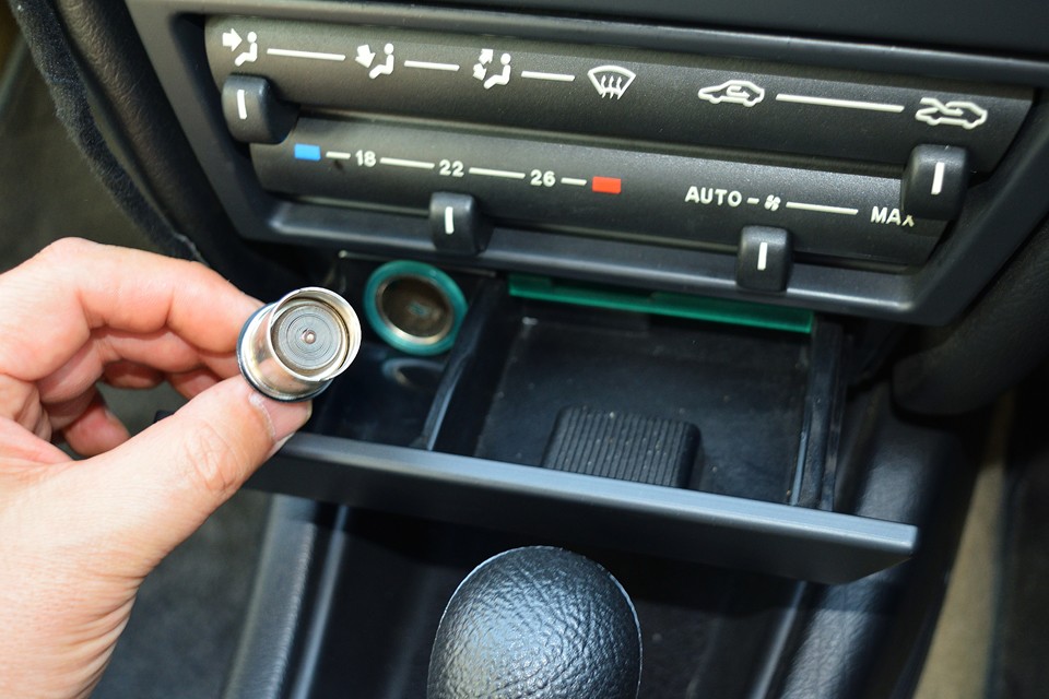 20年以上経過したおクルマですので、100％禁煙車と断言出来るわけではありませんが、灰皿、シガーソケットに使用した形跡は見受けられません。タバコ臭やヤニ汚れもありません。