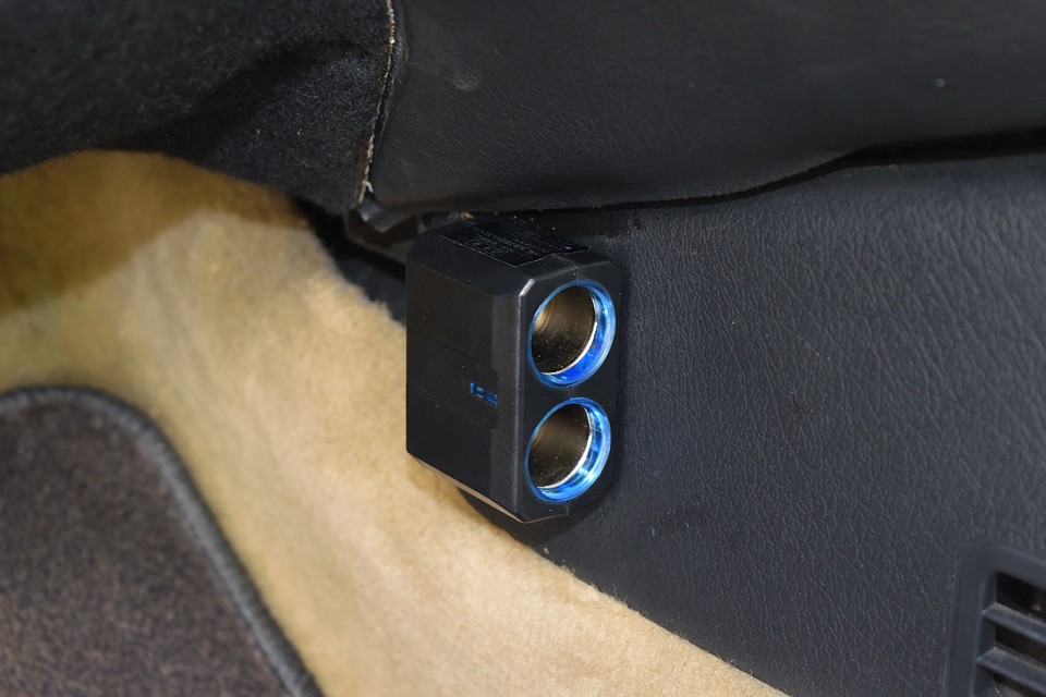 あると重宝する増設シガーソケットも助手席足元に設置済！スマホの充電等に直ぐにご使用いただけます。