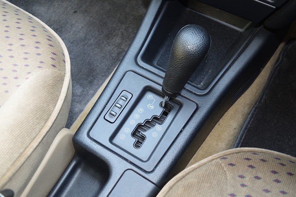 国産車とは異なる変速タイミングのせいで、賛否両論ある「AL4」ミッションですが、ちょっとしたコツでATなのにエンジンブレーキを使いながら走れると考えれば、それはメリットではないかと。