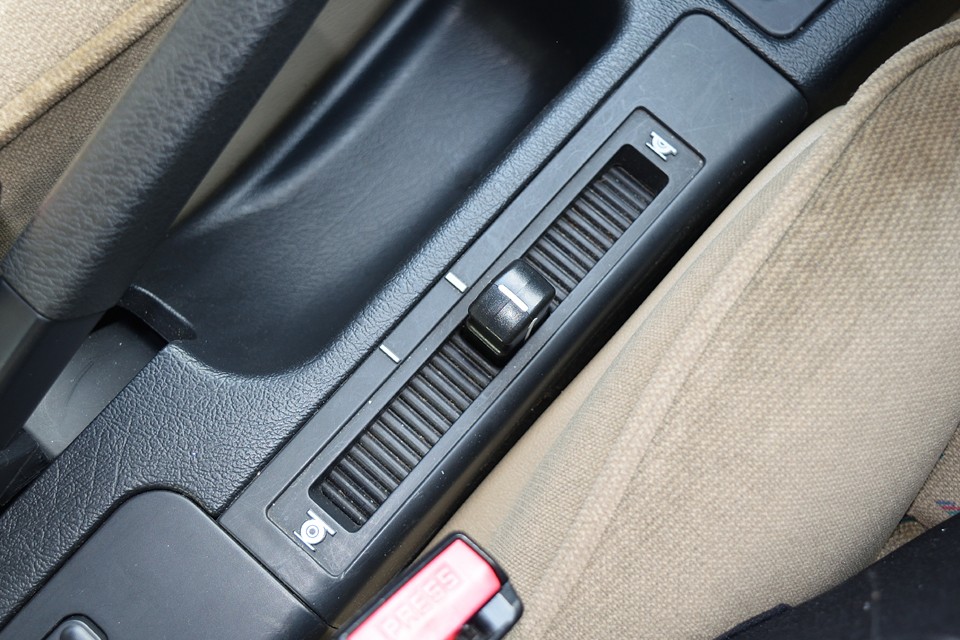 そしてシトロエンたる所以のハイドロの車高調整レバー。奥、太線、細線、手前の位置と4段階の切り替えが出来ます。それぞれの車高の状態はのちほど。