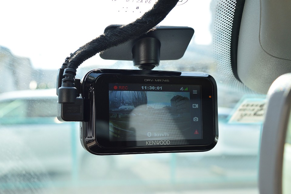 もはや必需品とも言える前後2カメラのドライブレコーダー（KENWOOD DRV-MR745）も装備！これは安心ですね。