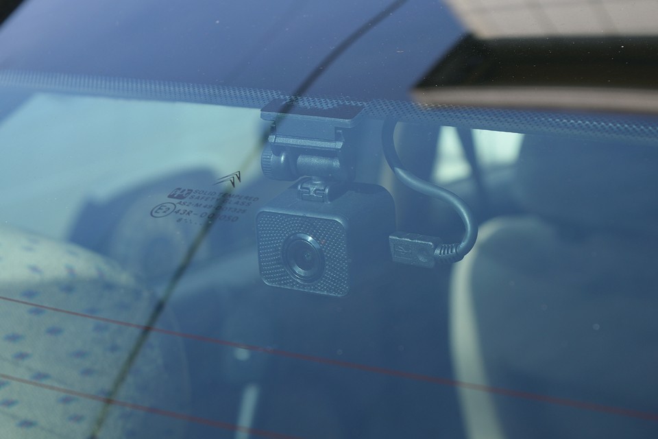 これがドライブレコーダーのリアカメラ。こうやってカメラが付いているだけで煽り対策になりますからね。