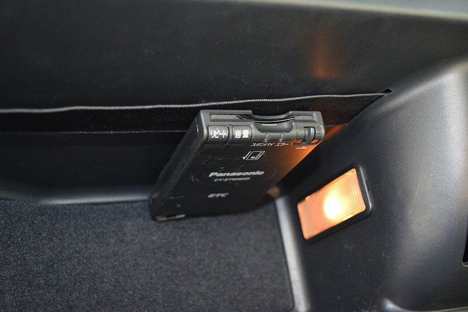 こちらも必須のETCは助手席グローブBOX内に設置済。パナソニック製の音声案内、アンテナ別体タイプです。