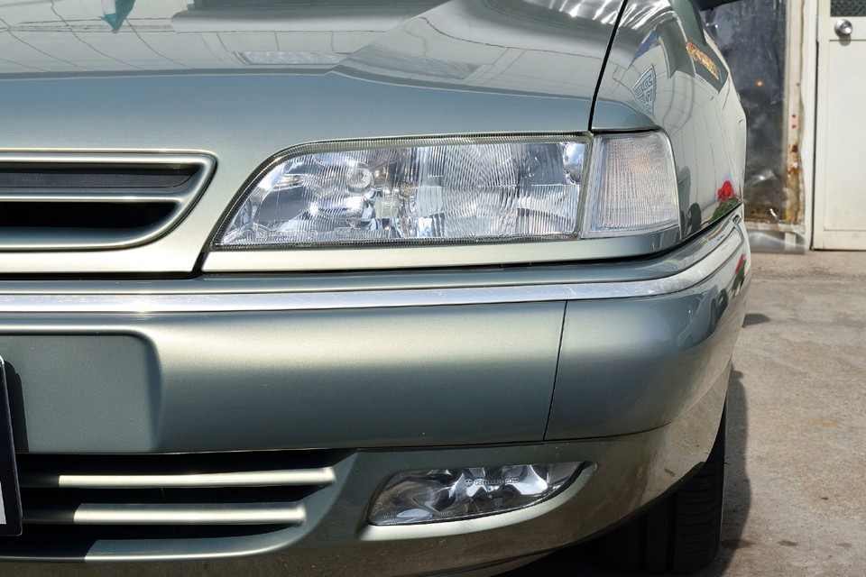 ヘッドライトやフォグランプがクリアーなのはもちろんですが、輝くメッキモールと塗装状態の良さで、とても22年を経過しているようには見えません。