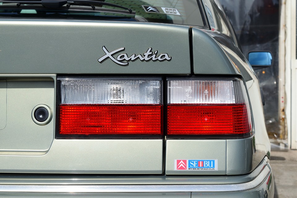 リアレンズももちろん色褪せも無くクリアーな状態。シンプルな形状だからこそ、この清潔感が一層引き立ちますね。