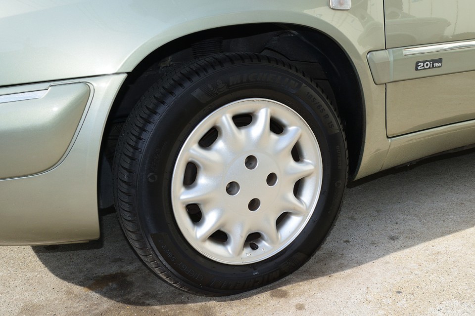 純正のアルミホイールもクルマのイメージに合ったディッシュタイプのデザインです。よく見ると若干のガリキズはありますが、気になるほどのものではないと思います。