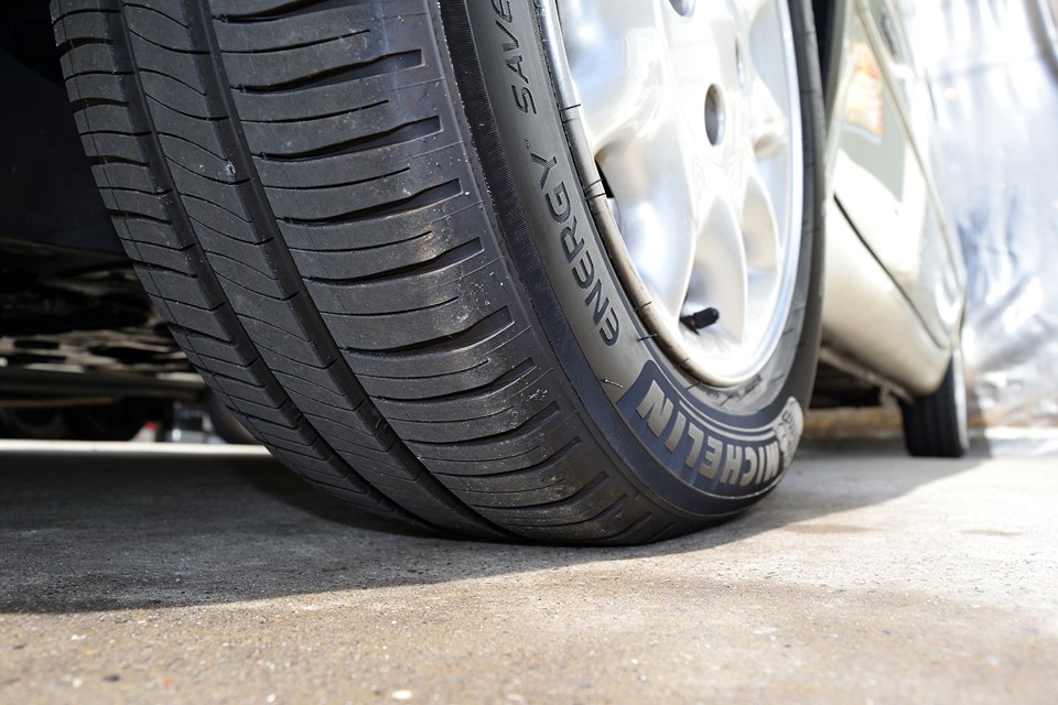 タイヤはミシュラン・エナジーセイバー4で、サイズは純正の185/65R15。交換されたばかりで装着後、わずか走行100kmほどだそうなので、ちょうど馴染んできたくらいかと。これはありがたいですね。