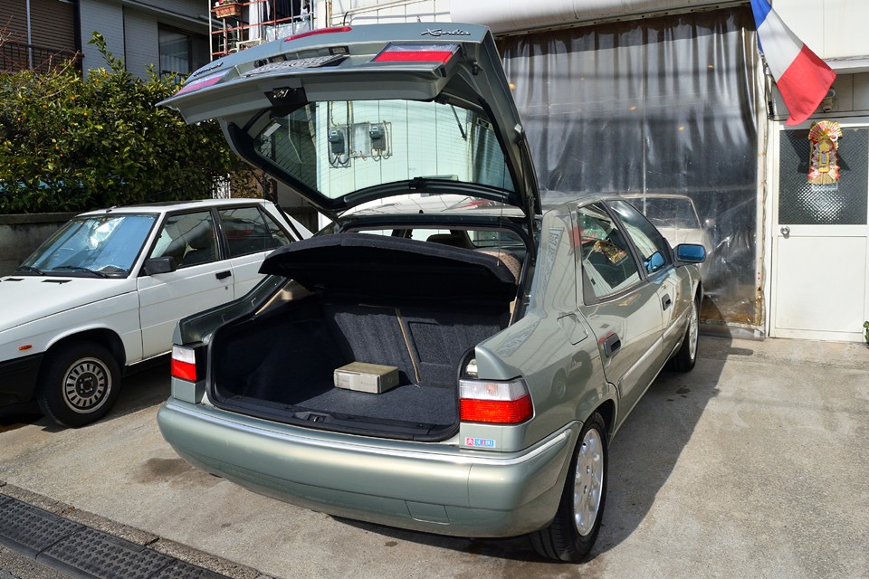 セダンのフォルムですが、ハッチバックなのでリアハッチはこんな風にガバッと開きます。荷物の積み下ろしにはとっても便利！