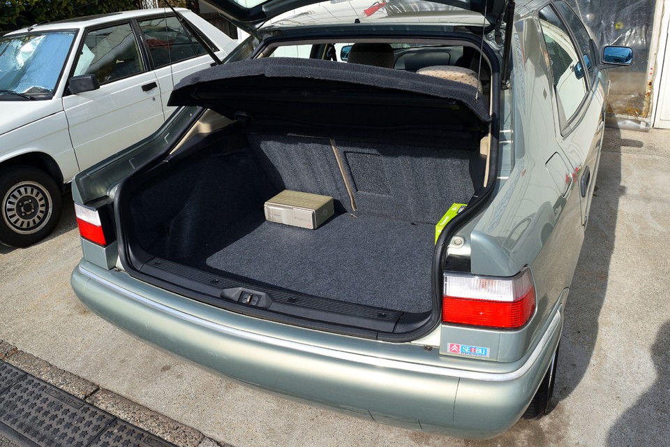 このままでも十分なラゲッジスペースだと思いますが、リアシートを倒せば更に広大なスペースに！