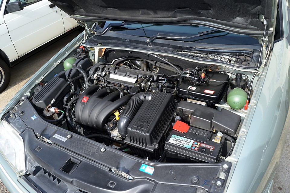 水冷直列4気筒DOHC、1998cc、最高出力130ps/5500rpm、最大トルク18.7kg・m/4200rpm、車両重量1350kgなので、数値だけみるとごく普通な印象ですが、フランス車の常で常用域での力強さは目を見張るほど！
